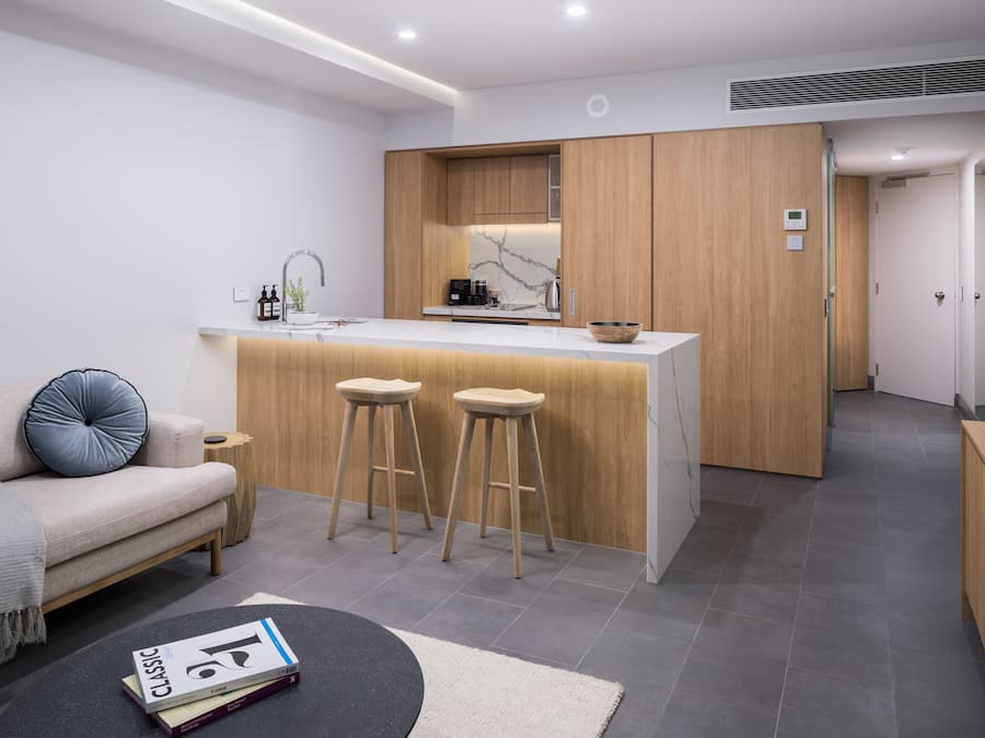 Refrigerador, microondas, placa de cocina, tetera/pava eléctrica