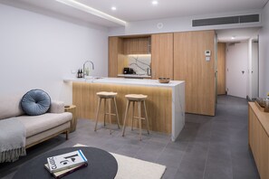 Réfrigérateur, micro-ondes, plaque de cuisson, bouilloire électrique