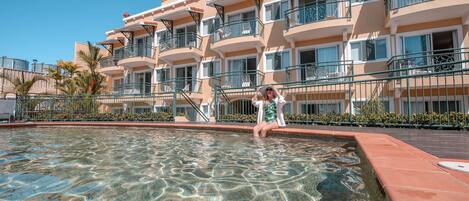 실내 수영장, 야외 수영장, 06:00 ~ 22:00 오픈, 일광욕 의자