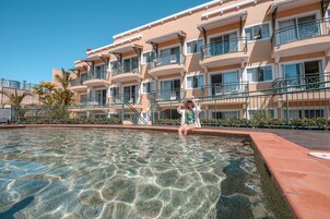 Una piscina techada, una piscina al aire libre