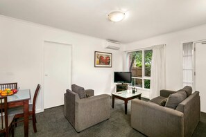 Desk, iron/ironing board, free cots/infant beds, rollaway beds - Comfort Apartments Royal Gardens (Fitzroy)