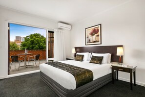 Bàn, bàn ủi/dụng cụ ủi quần áo, nôi (giường cho trẻ sơ sinh) miễn phí 