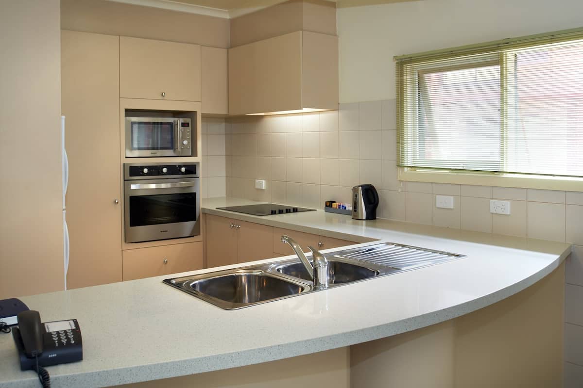 fridge, microwave, stovetop, dishwasher