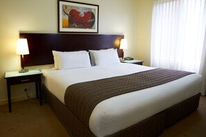 Bàn, bàn ủi/dụng cụ ủi quần áo, nôi (giường cho trẻ sơ sinh) miễn phí 