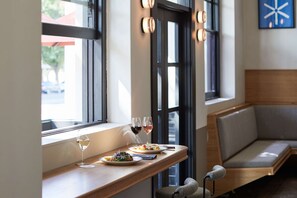 2 quầy bar/khu lounge, bar chuyên về rượu vang 