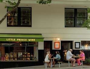2 Bars/Lounges, Weinbar