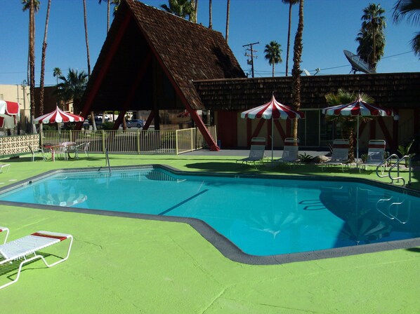 Piscine extérieure, parasols de plage, chaises longues