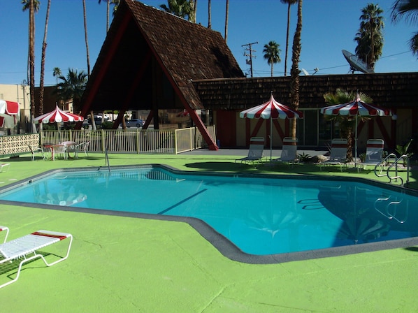 Piscine extérieure, parasols, chaises longues