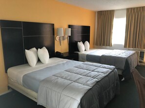 Habitación estándar, 2 camas dobles | Escritorio, cortinas opacas, sistema de insonorización