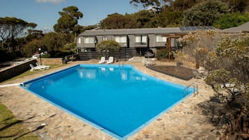 Utendørsbasseng, bassengparasoller og solsenger