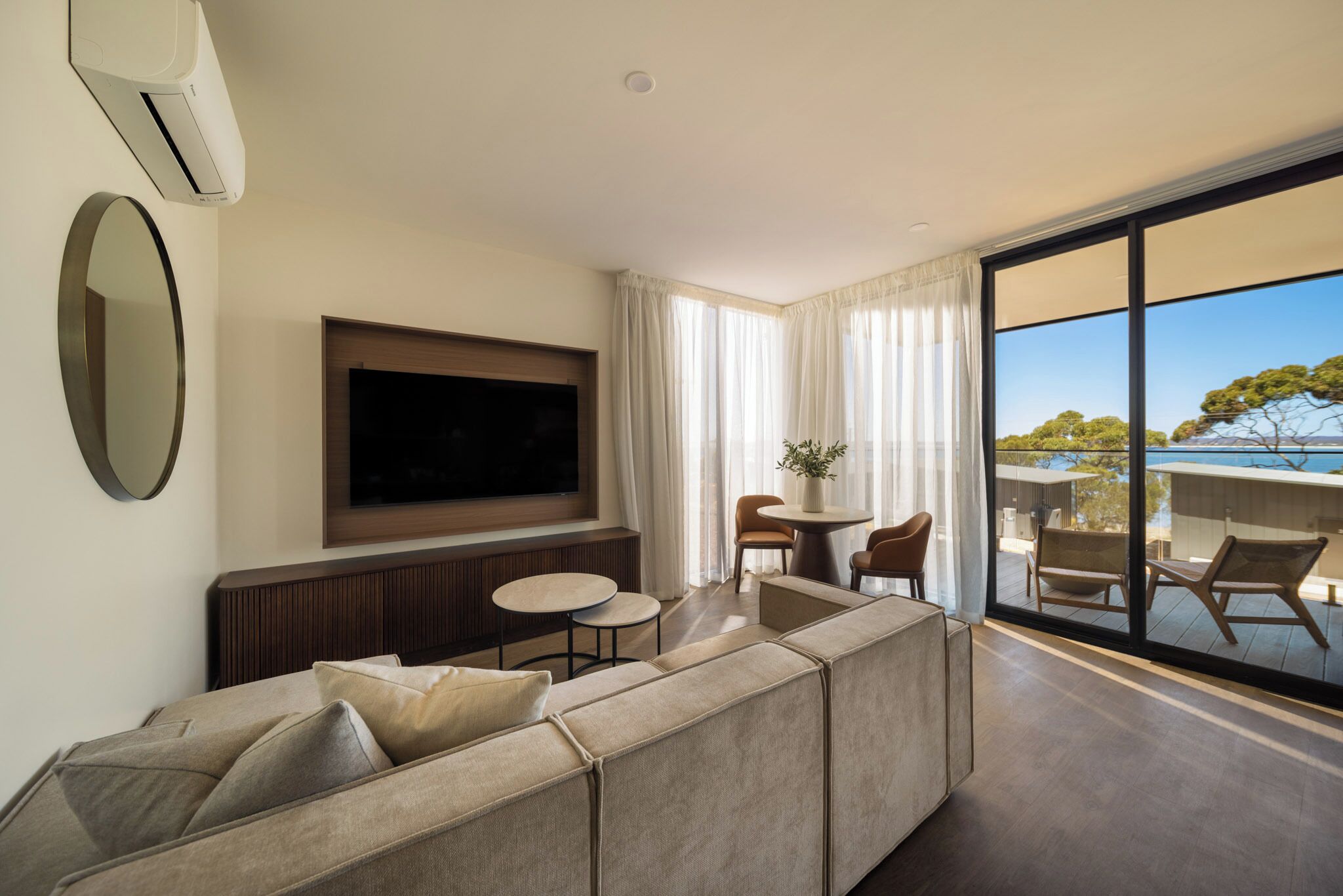 Villa – deluxe, 1 kingsize-seng | Oppholdsområde | Flatskjerm-TV