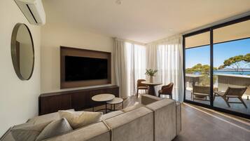 Villa – deluxe, 1 kingsize-seng | Oppholdsområde | Flatskjerm-TV