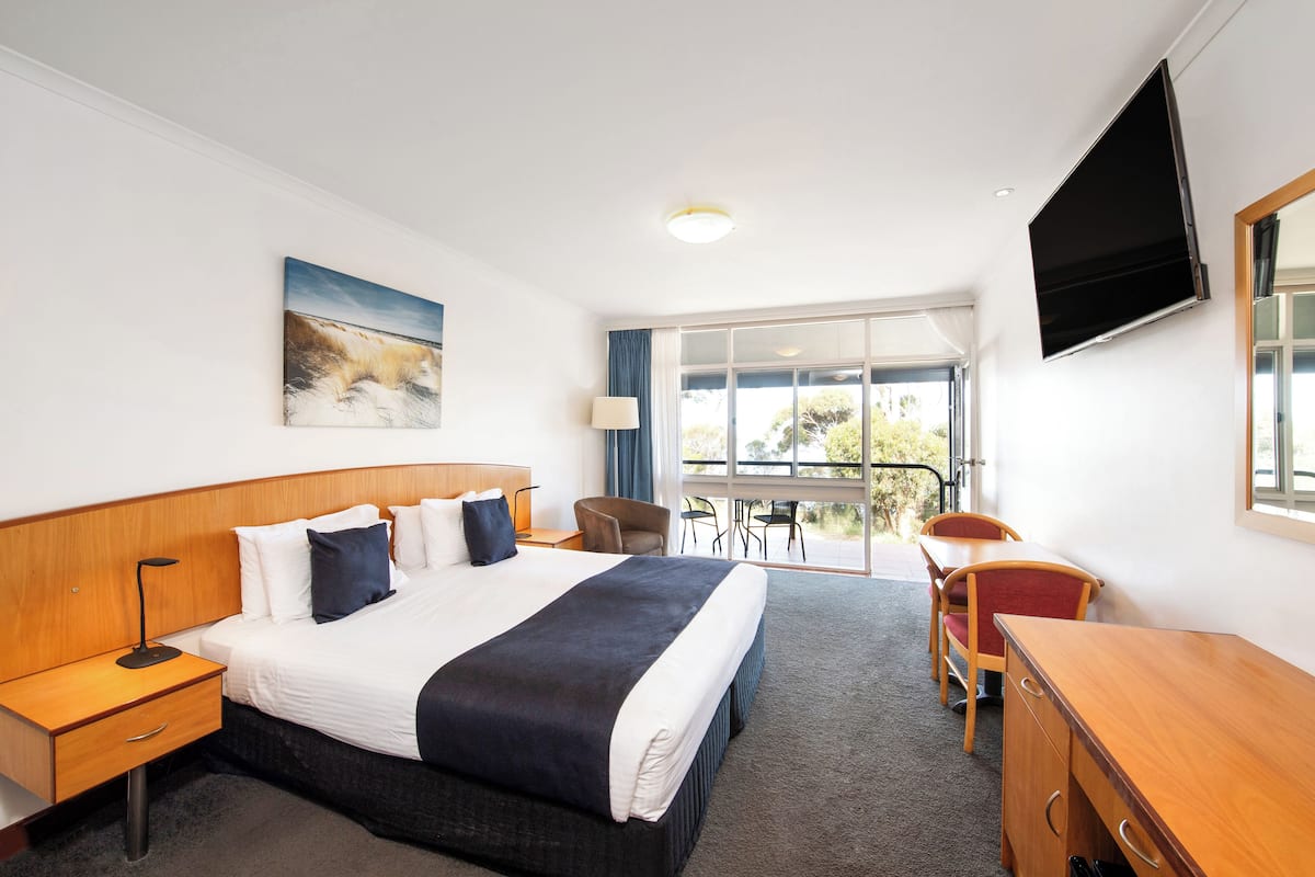 1 bedroom, in-room safe, desk, iron/ironing board