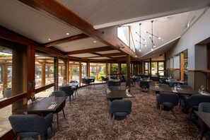 Dinner served, local cuisine, pool views  - Mercure Kangaroo Island Lodge (American River)