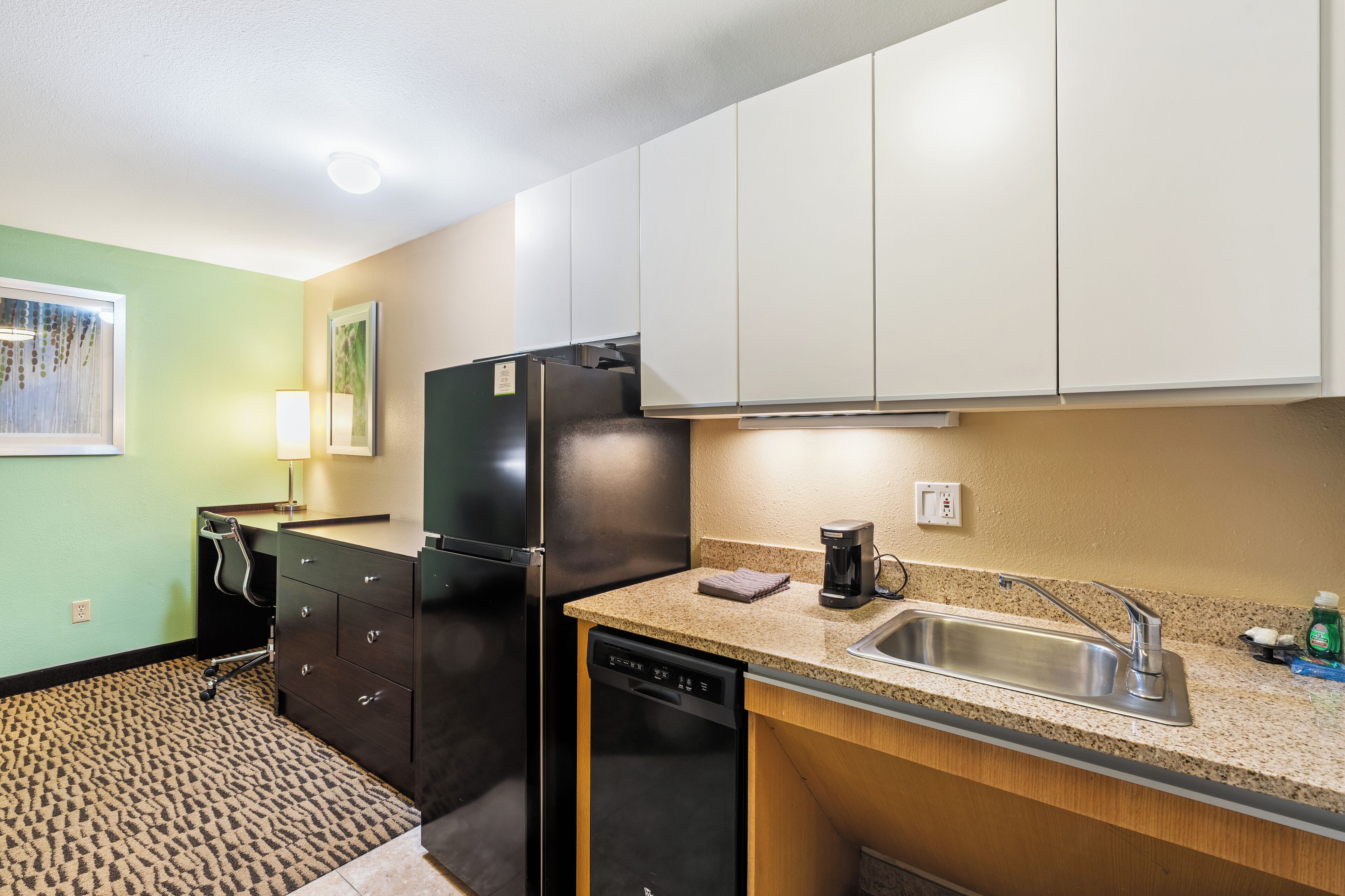 Full-size fridge, microwave, stovetop, dishwasher