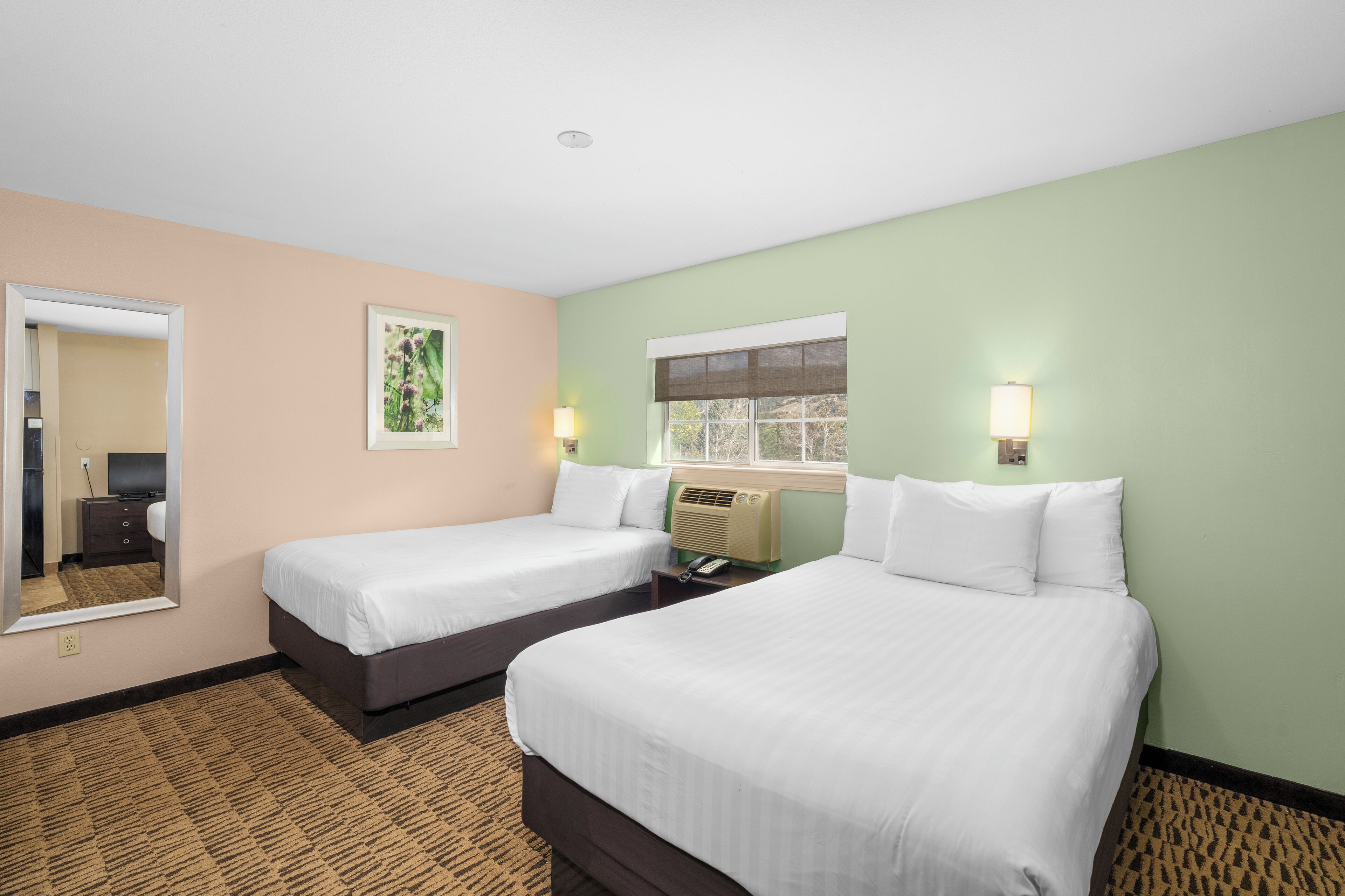 Zimmer | Hochwertige Bettwaren, Pillowtop-Betten, Schreibtisch