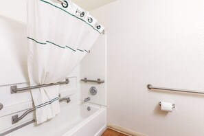 Combined shower/bathtub, free toiletries, towels - HomeTowne Studios by Red Roof Orlando - Casselberry (Casselberry)