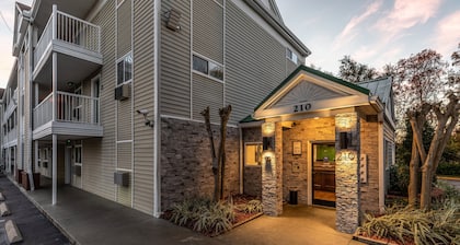 HomeTowne Studios by Red Roof Orlando - Casselberry
