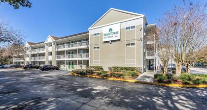 HomeTowne Studios by Red Roof Orlando - Casselberry