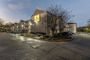 Un hotel de varios pisos con un letrero que dice 'Home Towne Studios' en la fachada.