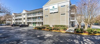 HomeTowne Studios by Red Roof Orlando - Casselberry