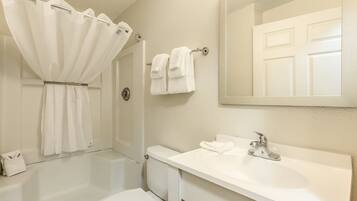 Suihkun ja ammeen yhdistelmä, ilmaiset hygieniatuotteet, pyyhkeet