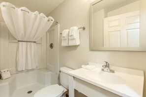 Combined shower/tub, free toiletries, towels - HomeTowne Studios by Red Roof Orlando - Casselberry (Casselberry)