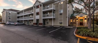 HomeTowne Studios by Red Roof Orlando - Casselberry