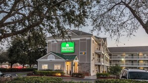 A multi-story building with a sign reading 'Home Towne Studios, Suites.' - HomeTowne Studios by Red Roof Orlando South (Orlando)