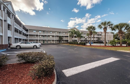 HomeTowne Studios by Red Roof Orlando South