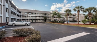 HomeTowne Studios by Red Roof Orlando South