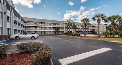 HomeTowne Studios by Red Roof Orlando South