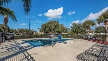 Piscina externa, funciona das 8h às 21h, guarda-sóis, espreguiçadeiras
