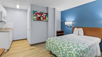 Studio, 1 Queen Bed, Non Smoking (Renovated) | Desk, free WiFi, bed sheets