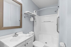 Bathroom - HomeTowne Studios by Red Roof Orlando South (Orlando)