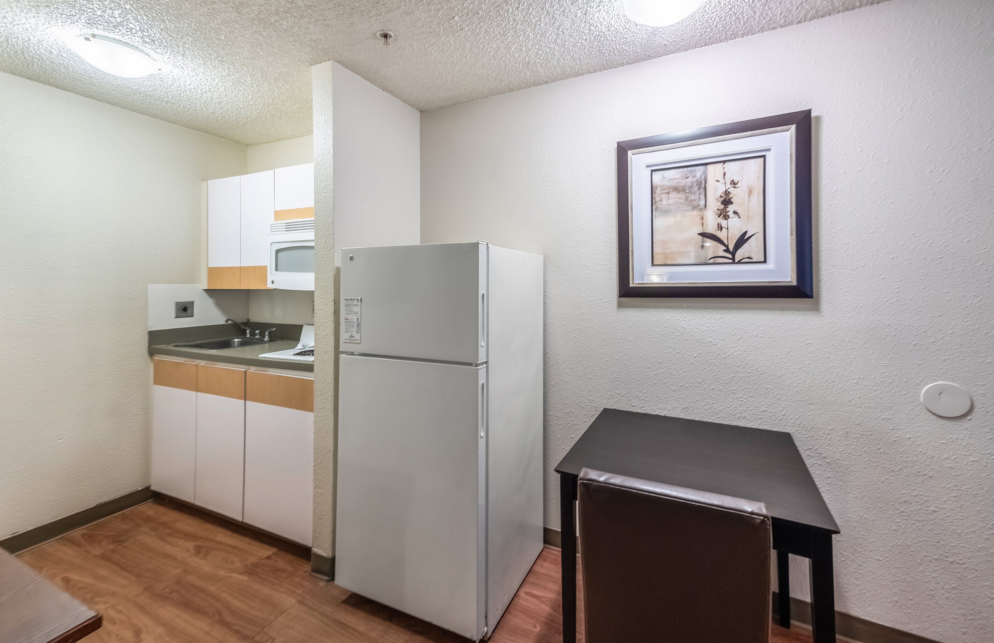 大型冰箱、微波爐、爐台