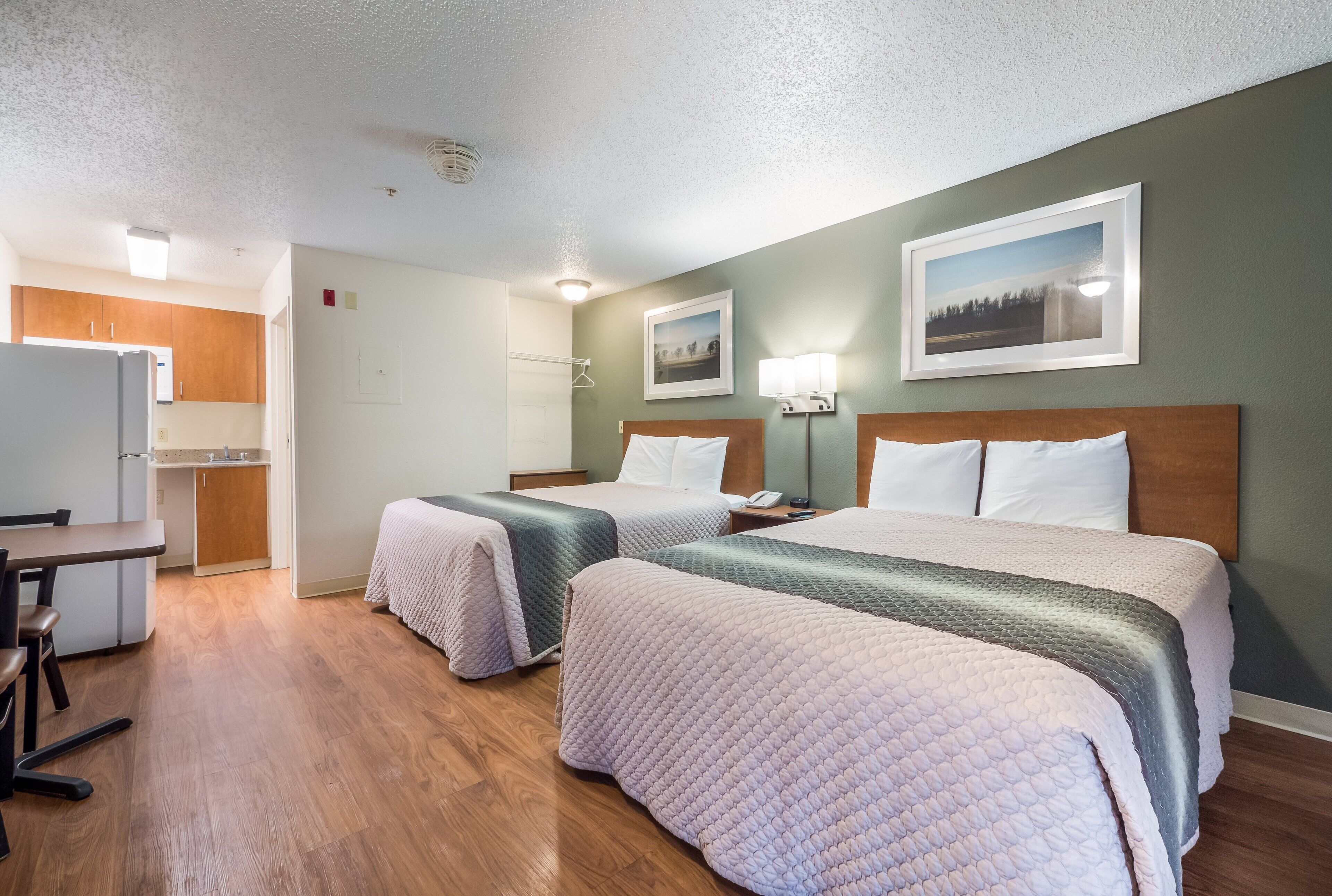 書桌、免費無線上網、床單