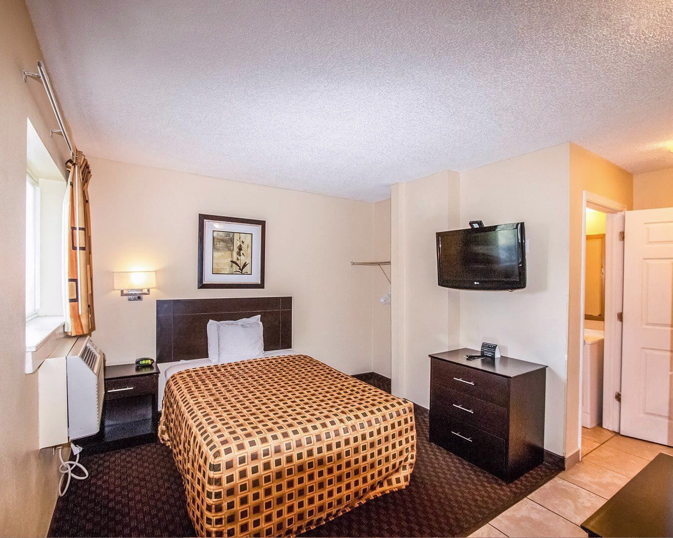 Desk, WiFi (free), bed sheets