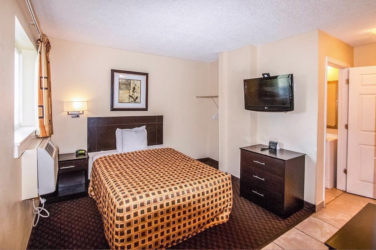Desk, WiFi (free), bed sheets