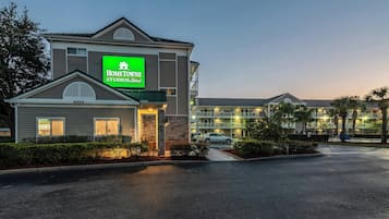 Un hôtel de deux étages avec une enseigne indiquant « HomeToNone Studios ».