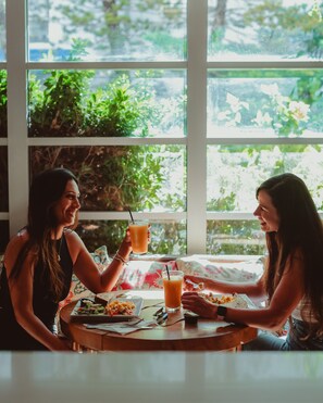Daily cooked-to-order breakfast for a fee - Viajero Miami (Miami Beach)