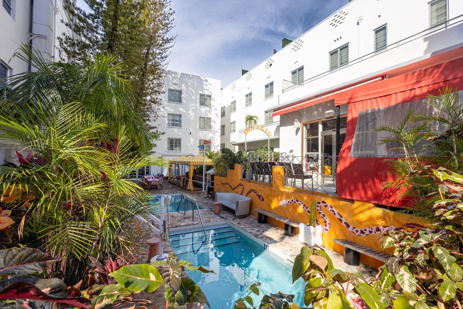 2 outdoor pools