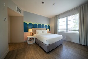 Premium Room, 1 King Bed | Pillowtop beds, blackout drapes, iron/ironing board, free WiFi - Viajero Miami (Miami Beach)