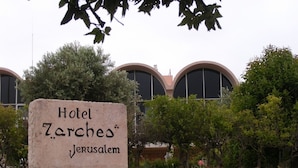 Señal de piedra del Hotel Zarchos en Jerusalén.