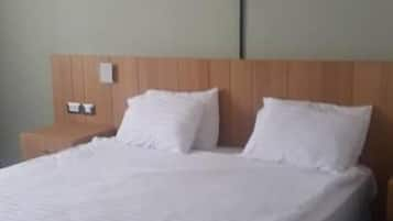 Single Room | In-room safe, desk, blackout curtains, free WiFi