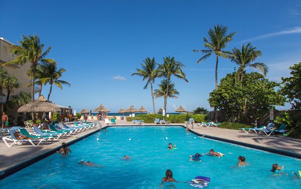 Una piscina cubierta, una piscina al aire libre