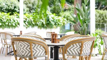 4 restaurantes; se sirven desayunos, cenas y cocina italiana