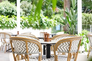 4 restaurants, breakfast, dinner served; Italian cuisine