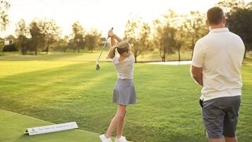 Un parcours de golf sur lequel on peut lire l’inscription : « Ici naît le golf de championnats. »
