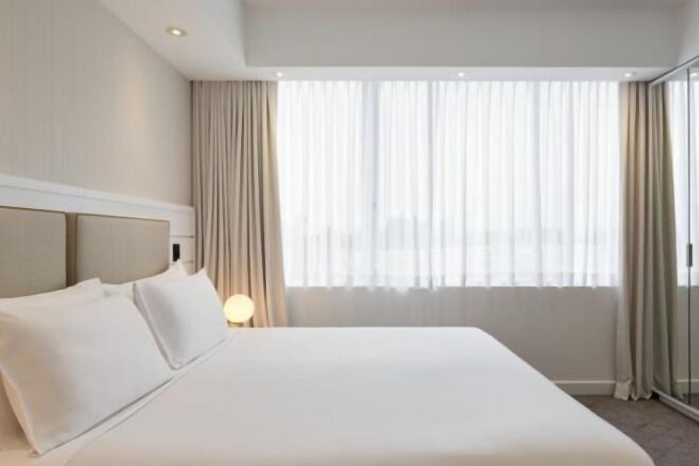 Camas con pillow-top, minibar y caja de seguridad en la habitación 